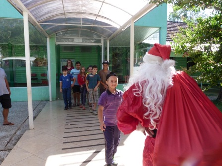 Papai Noel visita Escolas Municipais