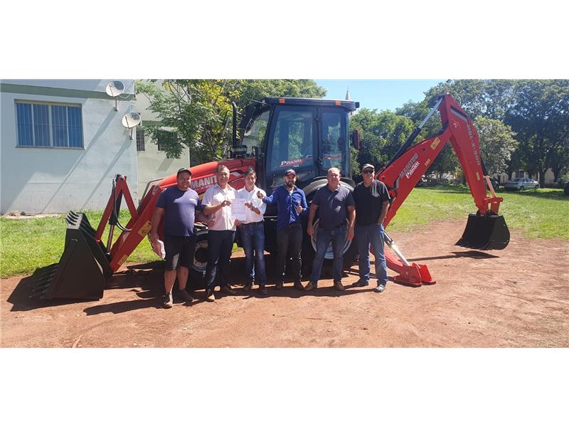 Toropi recebe retroescavadeira zero km