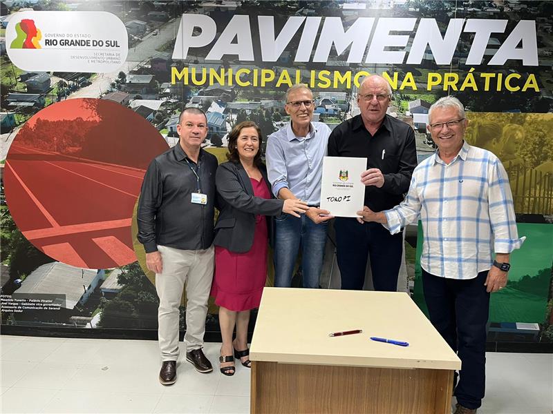 Prefeito Lauro Scherer e Secretário Rafael Mallmann assinam Convênio para Obra de Pavimentação em Toropi